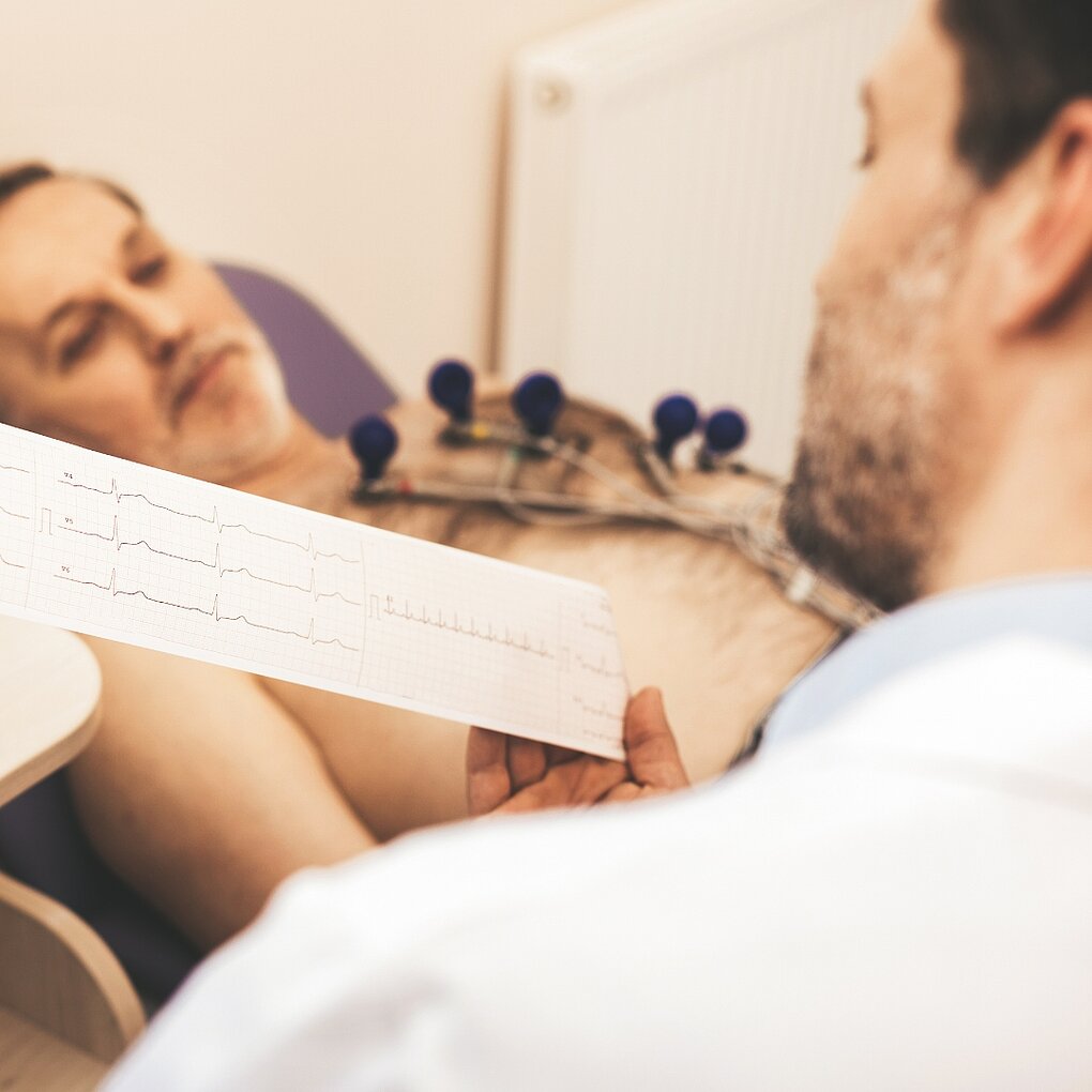 Foto einer Person, der ein EKG gemacht wird.